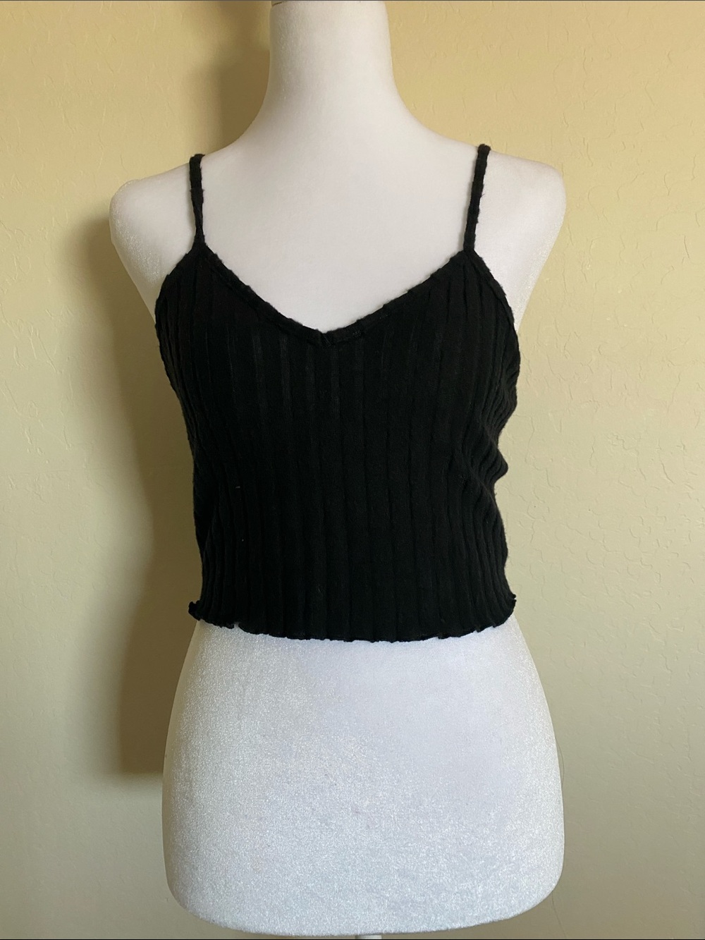 Junior’s Ribbed Black Crop Top